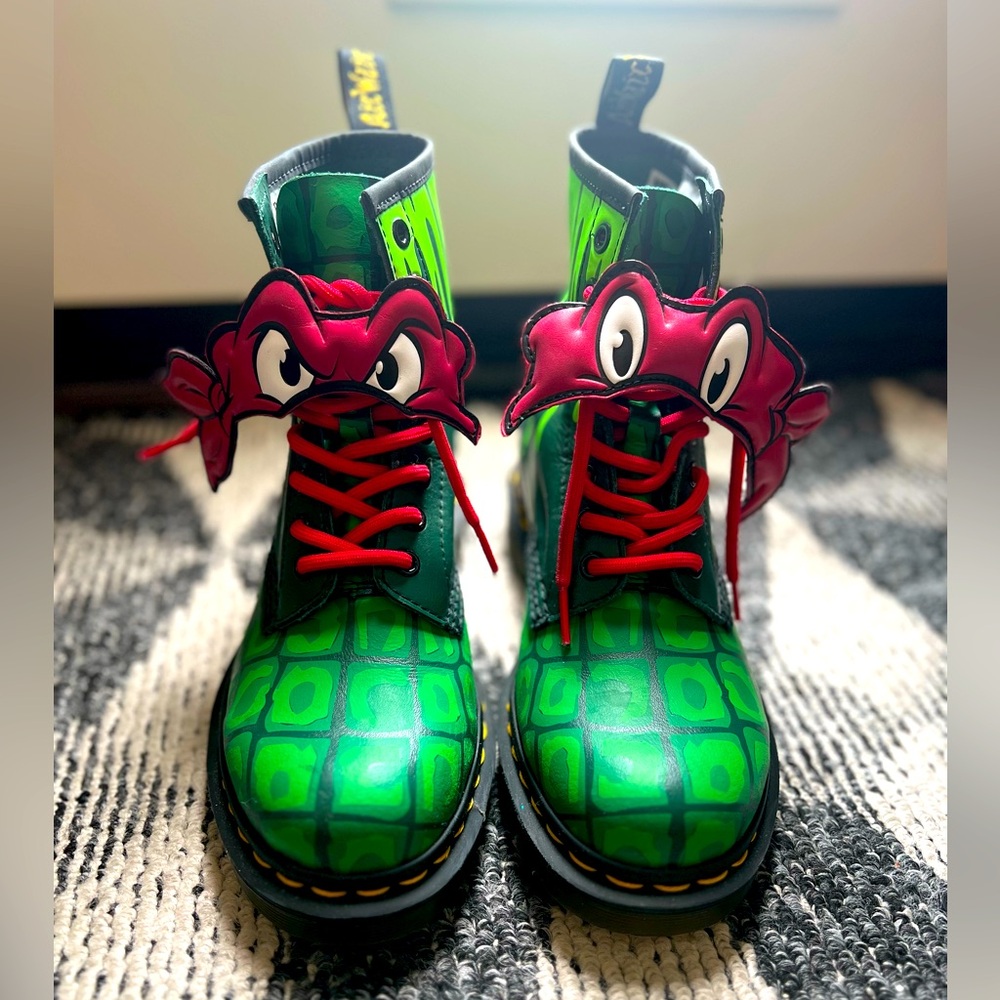 Dr. Martens Teenage Mutant Ninja Turtles Raphael GLOW IN THE DARK Boots